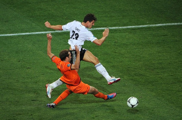 Gomez tỏa sáng với cú đúp bàn thắng. Gomez tỏa sáng với cú đúp bàn thắng