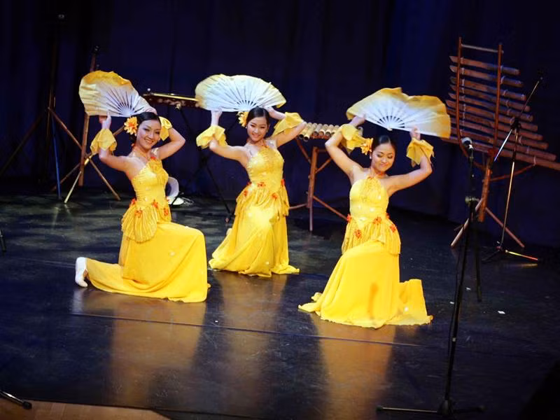 Nhóm nhạc 5 Dòng kẻ Nhạc sỹ Trương Quý Hải với bài hát của mình Độc tấu đàn bầu của nghệ sỹ Vân Mai Độc tấu sáo của nghệ sỹ Xuân Chung Điệu múa dân tộc Việt Nam