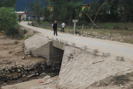 Bà con làng Hà Tân giờ đã có cầu mới