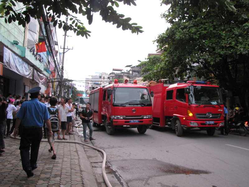 Ngay sau đó lực lượng cứu hỏa có mặt...