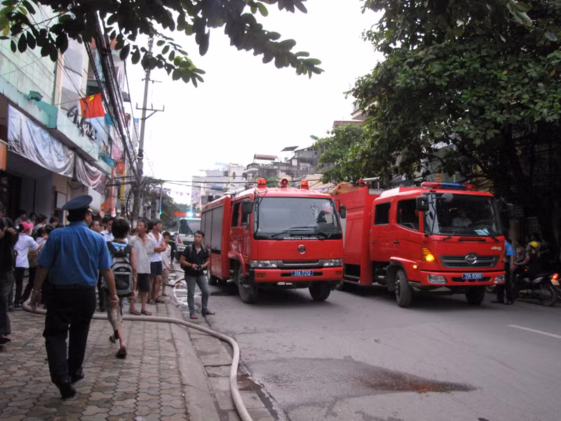 Ngay sau đó lực lượng cứu hỏa có mặt...