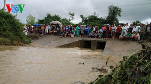 Dọc theo suối Tà Nang, dọc theo sông Ba, hàng trăm người vẫn đang miệt mài tìm thi thể của cô Yến hiện vẫn nằm đâu đó dưới dòng nước lạnh