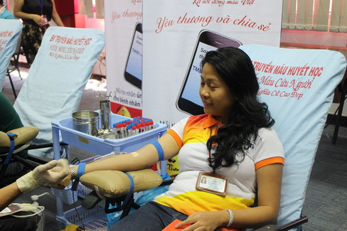 Bà Trần Uyên Phương - Phó Tổng Giám đốc cùng 150 CBNV tập đoàn Tân Hiệp Phát đã tham gia hiến máu.. Bà Trần Uyên Phương - Phó Tổng Giám đốc cùng 150 CBNV tập đoàn Tân Hiệp Phát đã tham gia hiến máu.