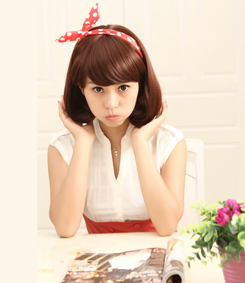 Mái tóc ngang với phần đuôi tóc được uốn xoăn và đánh rối một cách tự nhiên sẽ là phù hợp nhất với những cô nàng công sở. Mái tóc được ép thẳng và ốp vào mặt sẽ phù hợp với những cô gái có gương mặt tròn. Kiểu tóc đơn giản với đuôi tóc ở mang tai dược làm cụp vào trong, ôm lấy gương mặt. Với kiểu tóc này trông bạn thật dễ thương, trẻ trung.