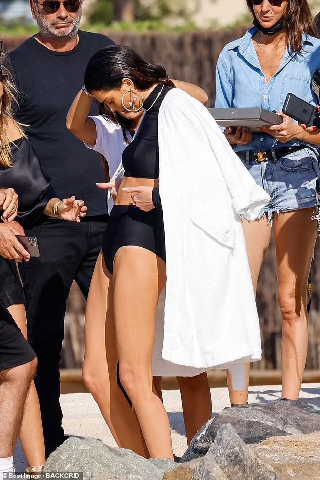 Em gái cùng mẹ khác cha của Kim Kardashian bắt đầu bước chân vào làng mốt từ năm 18 tuổi (2014) khi trở thành gương mặt đại diện cho Estee Lauder. Thời điểm đó, Kendall đã có được sự nổi tiếng khi là thành viên của show KUWTK (phát sóng từ năm 2006), đây cũng chính là lý do mà theo người đẹp, cô đã gặp rất nhiều khó khăn ở thời gian đầu khi muốn phát triển sự nghiệp làm mẫu. Em gái cùng mẹ khác cha của Kim Kardashian bắt đầu bước chân vào làng mốt từ năm 18 tuổi (2014) khi trở thành gương mặt đại diện cho Estee Lauder. Thời điểm đó, Kendall đã có được sự nổi tiếng khi là thành viên của show KUWTK (phát sóng từ năm 2006), đây cũng chính là lý do mà theo người đẹp, cô đã gặp rất nhiều khó khăn ở thời gian đầu khi muốn phát triển sự nghiệp làm mẫu.