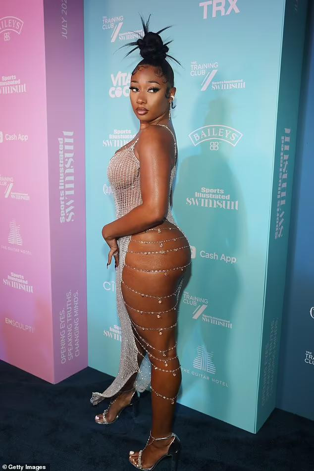 Năm nay, Megan Thee Stallion ghi dấu ấn khi là rapper đầu tiên xuất hiện trên trang bìa của tạp chí đình đám này. Đồng thời, chủ nhân hit “Savage” là nghệ sĩ âm nhạc thứ hai được vinh dự xuất hiện trên trang bìa của SI Swimsuit, sau Beyoncé vào năm 2007.