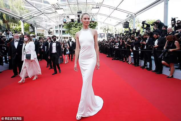 Dự buổi công chiếu phim của Pháp Tout S'est Bien Passe (Everything Went Well) trong ngày thứ hai của LHP Cannes 2021, Candice Swanepoel đẹp nổi bật trên thảm đỏ, hút "rừng" ống kính với bộ đầm sang trọng và thanh lịch của nhà thiết kế Etro.
