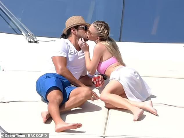 Nữ diễn viên sinh năm 1997 đang có kỳ nghỉ vô cùng lãng mạn và ngọt ngào bên bạn trai Jonathan Davino. Cặp đôi không ngừng âu yếm, khóa môi say đắm trên du thuyền.