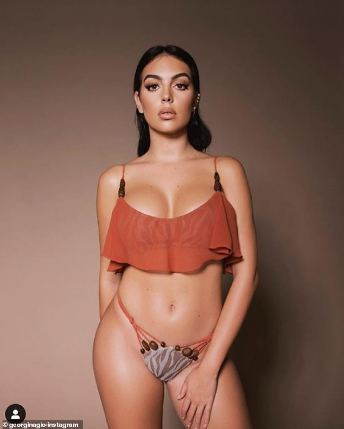 Georgina Rodriguez kể từ khi về chung một nhà với danh thủ người Bồ Đào Nha, cô trở nên nổi tiếng và được truyền thông săn đón, có đông đảo người hâm mộ khắp thế giới.