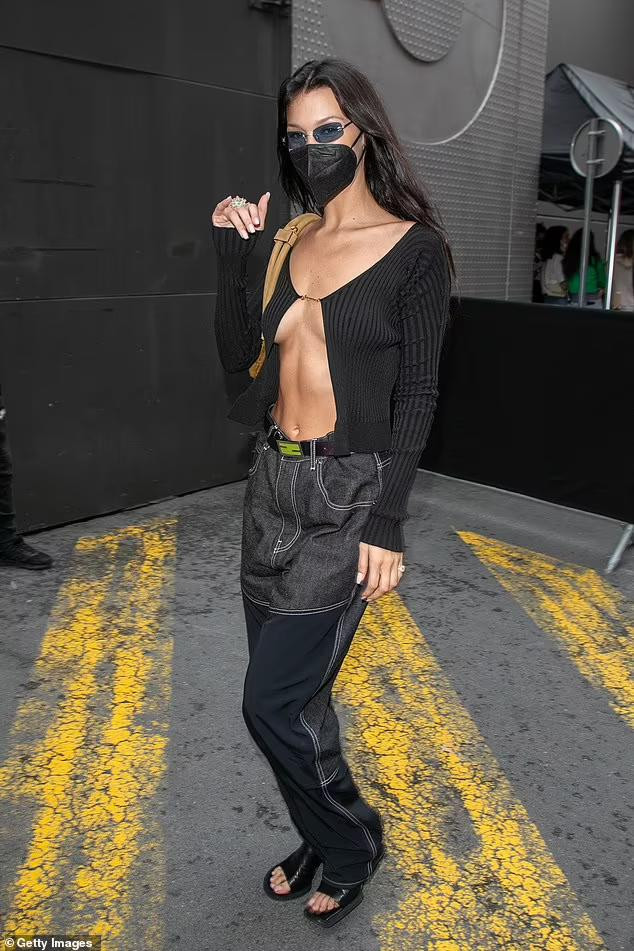 Cô còn có chị gái Gigi Hadid hơn 1 tuổi, cũng là siêu mẫu đình đám. Hai chị em nhà Hadid hiện là những chân dài nổi danh nhất nhì làng mốt với lượng fan cực hùng hậu.