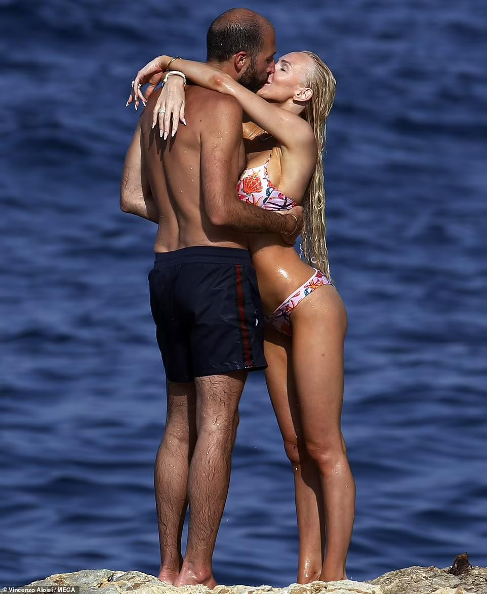 Cặp đôi dường như chỉ quan tâm đến nhau, không ngừng tình tứ.