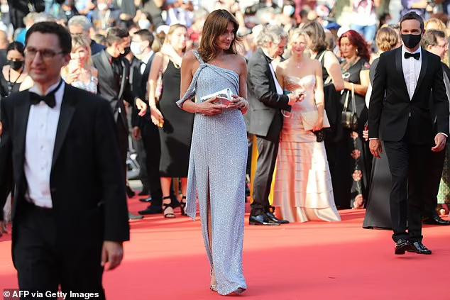 Nữ ca sĩ, người mẫu sinh ra ở Ý dự buổi ra mắt bộ phim Annette tại LHP Cannes 2021 với bộ đầm màu xanh da trời lệch vai, kiểu dáng thanh lịch và quyến rũ.