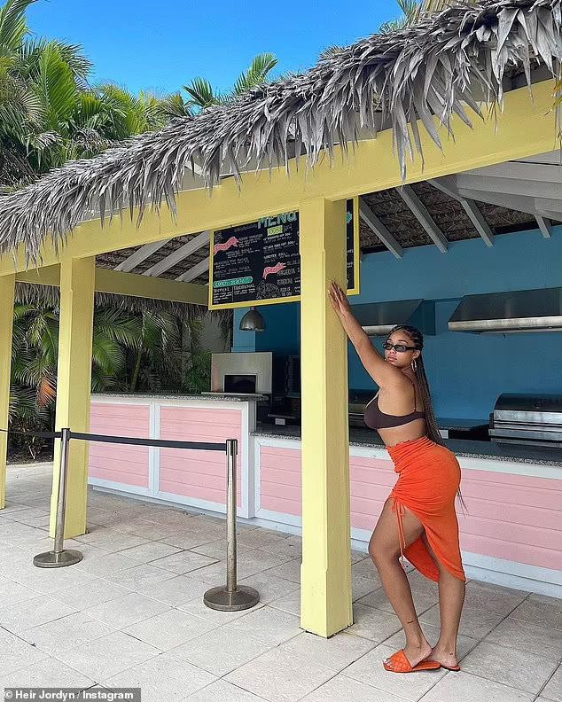 Tuy nhiên, trái với đồn đoán, hot girl Instagram ngày càng nổi như cồn, vẫn rất nhiều người hâm mộ và kiếm bộn tiền từ làm mẫu, quảng cáo trên mạng xã hội.