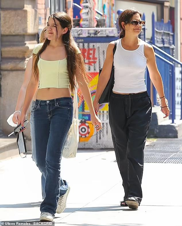 Suri đã cao gần bằng mẹ và hứa hẹn sẽ là một mỹ nhân trong tương lai không xa Suri đã cao gần bằng mẹ và hứa hẹn sẽ là một mỹ nhân trong tương lai không xa