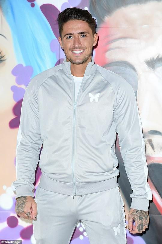 Chân dung Stephen Bear - bạn trai cũ của Georgia Harrison vừa phải hầu tòa hồi đầu tháng 7 vừa qua vì những cáo buộc phát tán clip "nóng" của cặp đôi. Chân dung Stephen Bear - bạn trai cũ của Georgia Harrison vừa phải hầu tòa hồi đầu tháng 7 vừa qua vì những cáo buộc phát tán clip "nóng" của cặp đôi.