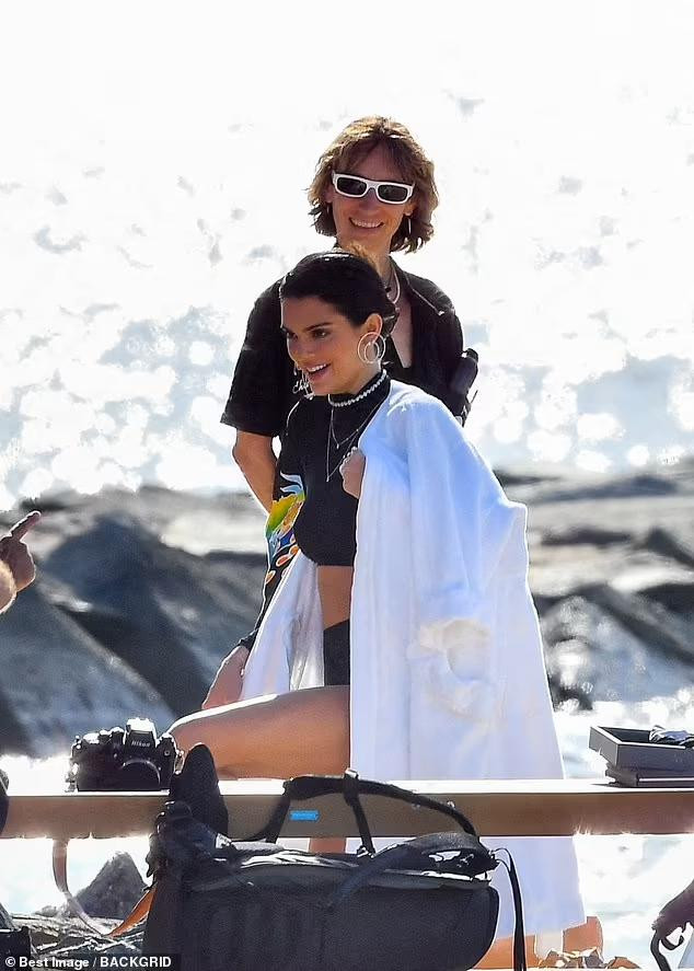 Chỉ quấn tóc đơn giản, bộ áo tắm màu đen tuyền nhưng vẫn cho thấy body cực nuột nà, gợi cảm và thần thái high fashion của chân dài sinh năm 1995. Chỉ quấn tóc đơn giản, bộ áo tắm màu đen tuyền nhưng vẫn cho thấy body cực nuột nà, gợi cảm và thần thái high fashion của chân dài sinh năm 1995.