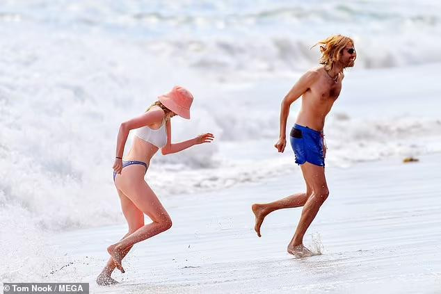 Sau đó, cặp bố mẹ trẻ trốn con thỏa sức vui đùa dưới sóng nước. Sau đó, cặp bố mẹ trẻ trốn con thỏa sức vui đùa dưới sóng nước.