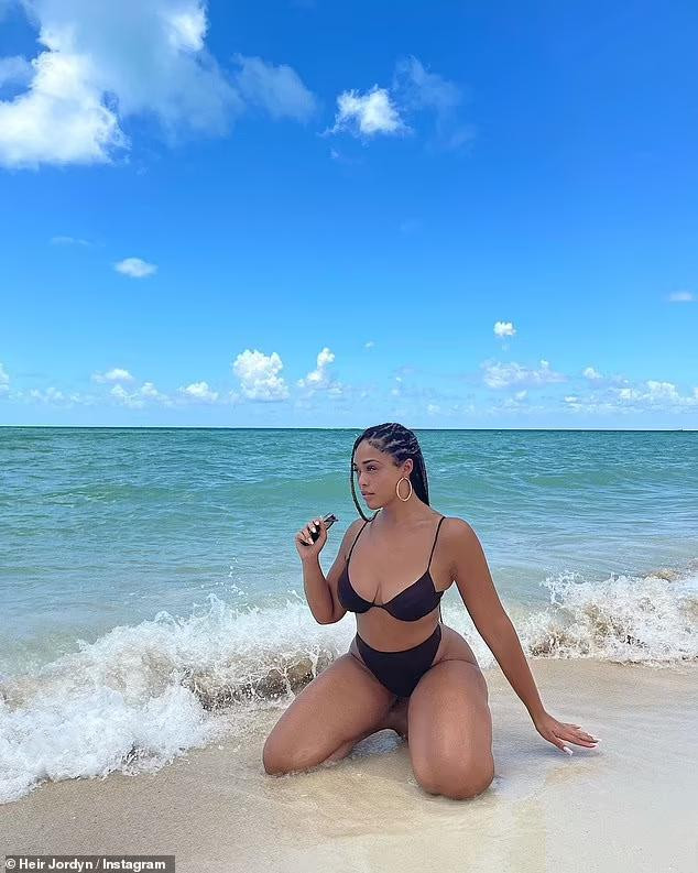 Từng sở hữu body béo tròn ngoại cỡ nhưng sau khi giảm được 13kg, Jordyn Woods trông thon gọn và cân đối hơn nhưng vẫn sở hữu vóc dáng "bốc lửa" với 3 vòng cực nóng bỏng.