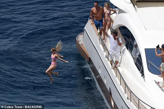 Cô cũng vừa đóng vai chính trong series phim truyền hình hài &quot;White Lotus&quot; chiếu trên HBO hồi đầu tháng.