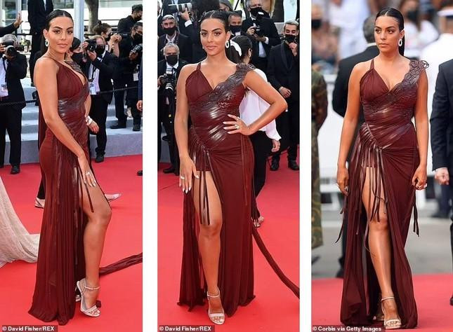 Ngoài con gái chung của cặp đôi, CR7 và bạn gái cũng nuôi cả mấy người con của nam cầu thủ với các mối tình trước. Đó là 2 bé sinh đôi Eva và Mateo cũng ra đời khoảng giữa năm 2017 và bé trai Cristianinho sinh năm 2010. Ảnh: Georgina Rodriguez nổi bật trên thảm đỏ LHP Cannes ngày thứ 10 với chiếc váy màu sô cô la tiệm cận màu da khoe vẻ đẹp đầy đặn.