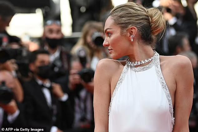 Gương mặt đẹp sắc nét, quyến rũ ngất ngây của "biểu tượng sắc đẹp" Nam Phi khiến cánh mày râu phải "chao đảo"