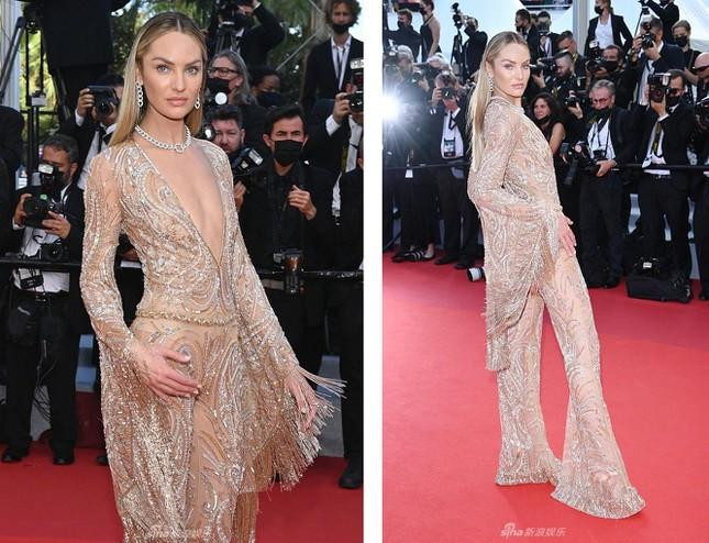 Ngày đầu khai mạc LHP Cannes hôm qua, Candice Swanepoel mặc bộ đồ liền thân xuyên thấu pha kim tuyến lấp lánh, thiết kế xẻ sâu phần cổ để lộ vòng một không nội y "màn hình phẳng" nhưng vẫn rất quyến rũ.