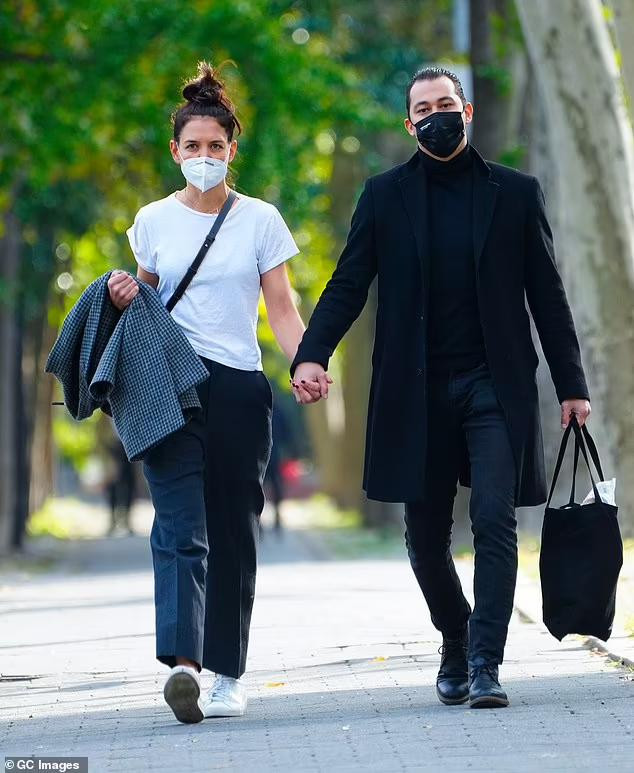 Katie Holmes và Emilio Vitolo vừa chia tay cách đây 3 tháng sau 8 tháng hẹn hò. Hồi tháng 5 vừa qua, đại diện của Katie Holmes xác nhận với tờ US Weekly cả 2 quyết định chia tay, quay trở về mối quan hệ bạn bè tốt đẹp và không hề có mẫu thuẫn nghiêm trọng nào.