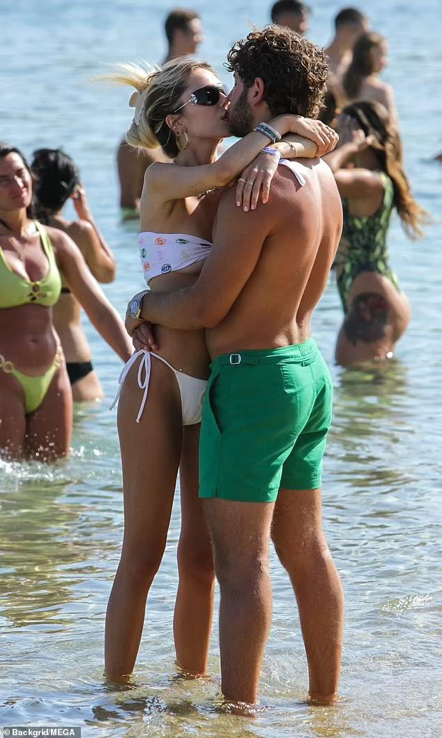 Cô và bạn trai người Anh Eyal Booker (SN 1995, là sao truyền hình của show hẹn hò Love Island) liên tục quấn quýt, ôm hôn âu yếm nhau ở biển bất chấp mọi ánh nhìn.