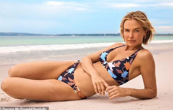 Người đẹp xứ chuột túi trình diễn loạt áo tắm đẹp mắt, phô sắc vóc gợi cảm đầy lôi cuốn. Người đẹp xứ chuột túi trình diễn loạt áo tắm đẹp mắt, phô sắc vóc gợi cảm đầy lôi cuốn.