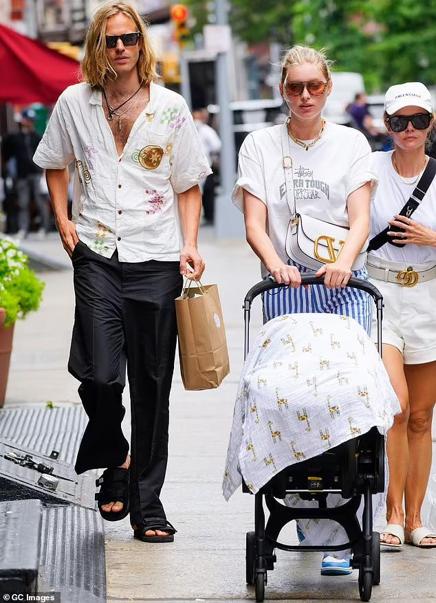 Elsa Hosk và bạn đời thường xuyên đưa con dạo phố.