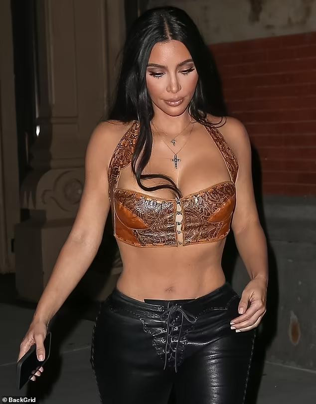 Trong khi chuyện tình mới của chồng cũ với siêu mẫu người Nga Irina Shayk (SN 1986) chưa đi đến đâu thì gần đây, một nguồn tin tiết lộ với In Touch Weekly rằng, Kim đang tìm kiếm mối quan hệ mới thông qua ứng dụng hẹn hò online và gia đình, bạn bè điều biết việc này.