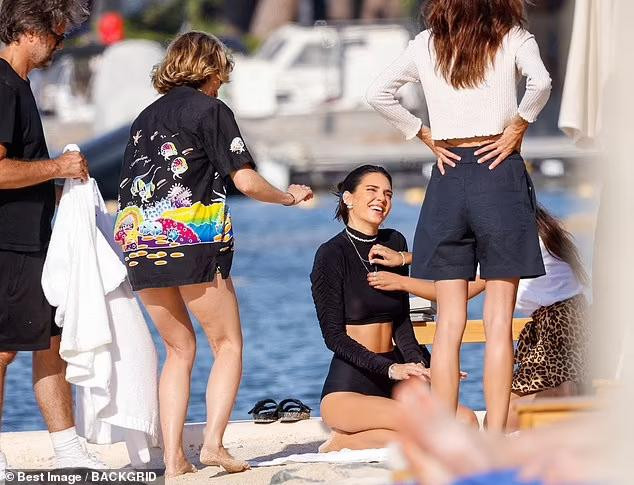 Dù tư thế ngồi được ekip hỗ trợ chỉnh sửa trang phục... Dù tư thế ngồi được ekip hỗ trợ chỉnh sửa trang phục...