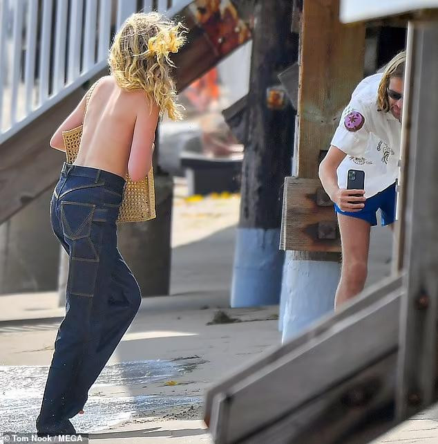 Bạn trai người Đan Mạch Tom Daly tranh thủ giơ điện thoại chụp bạn gái. Cặp đôi không hề biết đã lọt ống kính paparazzi. Bạn trai người Đan Mạch Tom Daly tranh thủ giơ điện thoại chụp bạn gái. Cặp đôi không hề biết đã lọt ống kính paparazzi.