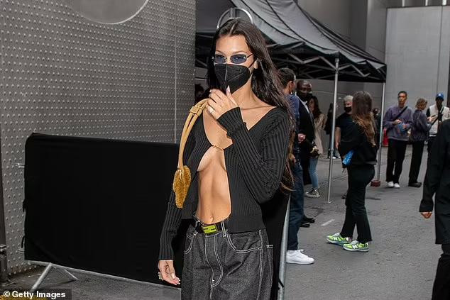 Chân dài sinh năm 1996 hiện cũng là siêu mẫu quốc tế hàng đầu, là gương mặt "càn quét" các tuần lễ thời trang lớn.