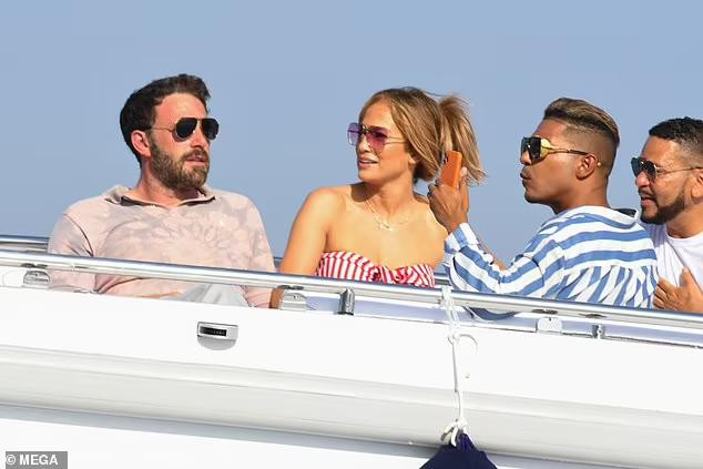 Cặp đôi vừa tái hợp vài tháng sau 17 năm &quot;đường ai nấy đi&quot;. Trước đó, cô và Ben Affleck gặp nhau khi đóng chung bộ phim “Gigli” vào năm 2001, trong khi nữ ca sĩ vẫn đang là vợ của Cris Judd.