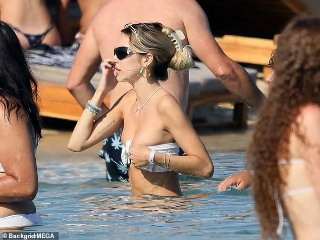 Delilah Hamlin là con gái của cặp đôi minh tinh/ngôi sao truyền hình gạo cội Lisa Rinna và nam diễn viên Harry Hamlin. Cô cũng là người mẫu, hot girl mạng xã hội Instagram.