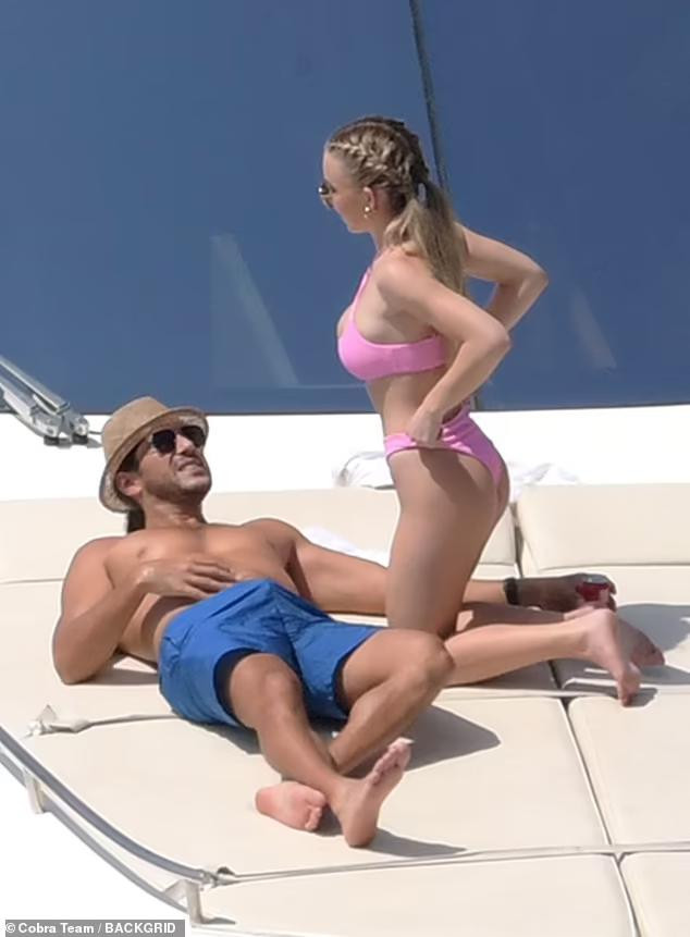 Hồi đầu năm 2019, truyền thông xôn xao thông tin Brad Pitt đã phải lòng nữ diễn viên trẻ kém 34 tuổi Sydney Sweeney khi cả 2 cùng đóng phim Once Upon A Time... In Hollywood nhưng đại diện của Brad Pitt đã lên tiếng phủ nhận.