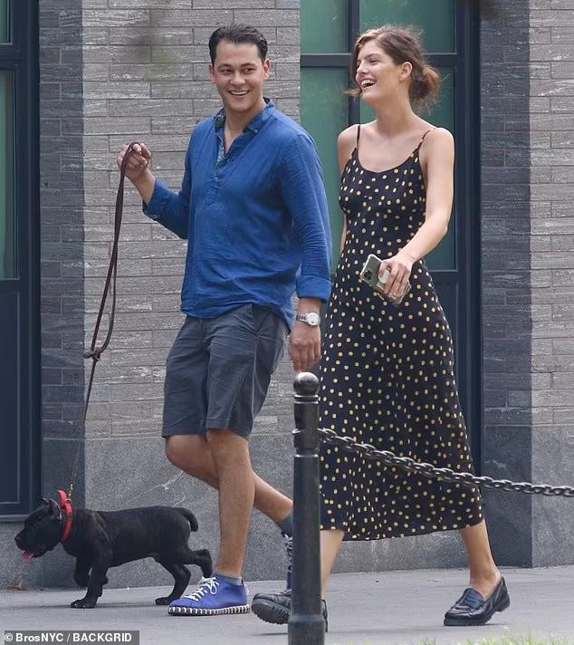 Emilio Vitolo đưa chú chó cưng đi dạo cùng, gương mặt tươi cười vui vẻ trò chuyện bên cô gái chưa rõ danh tính. Điều đáng chú ý, cô gái này có ngoại hình và cách ăn mặc khá giống với tình cũ của anh là Katie Holmes.