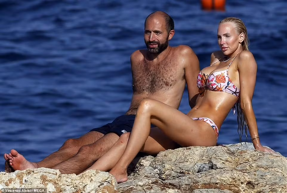 Thời gian mang thai, Christine Quinn thường xuyên chia sẻ về quá trình mang thai của mình lên mạng xã hội và nhận được nhiều chúc phúc từ người hâm mộ.