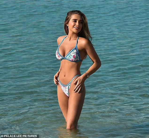 Bộ áo tắm 2 mảnh với sắc màu tươi trẻ, sắc nét càng tôn đường cong thể hình hoàn hảo của ngôi sao truyền hình ở Anh quốc. Bộ áo tắm 2 mảnh với sắc màu tươi trẻ, sắc nét càng tôn đường cong thể hình hoàn hảo của ngôi sao truyền hình ở Anh quốc.