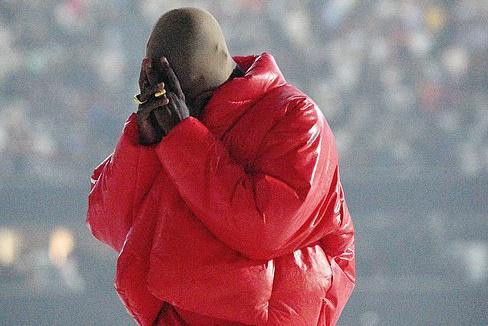 Kanye West đã rất xúc động khi trình diễn ca khúc "Love Unconditionally" - Bài hát mới trong album "Donda" sắp phát hành. Anh đã đã bật khóc và quỳ xuống đất sau những câu hát về hôn nhân tan vỡ. Kanye West đã rất xúc động khi trình diễn ca khúc "Love Unconditionally" - Bài hát mới trong album "Donda" sắp phát hành. Anh đã đã bật khóc và quỳ xuống đất sau những câu hát về hôn nhân tan vỡ.