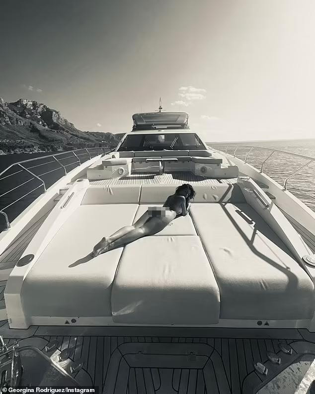 Trong hình ảnh có thể thấy bạn gái chàng CR7 thả dáng không mảnh vải che thân, phô thân hình săn chắc nảy lửa và vòng 3 cực nóng bỏng khiến fan phát "sốt". Sau 1 ngày đăng tải lên Instagram có hơn 26 triệu follow, bức ảnh của mỹ nhân sinh năm 1994 thu hút gần 2 triệu lượt thả tim và hơn 14 ngàn bình luận tương tác, khen ngợi sắc vóc "bốc lửa" của Georgina Rodriguez.