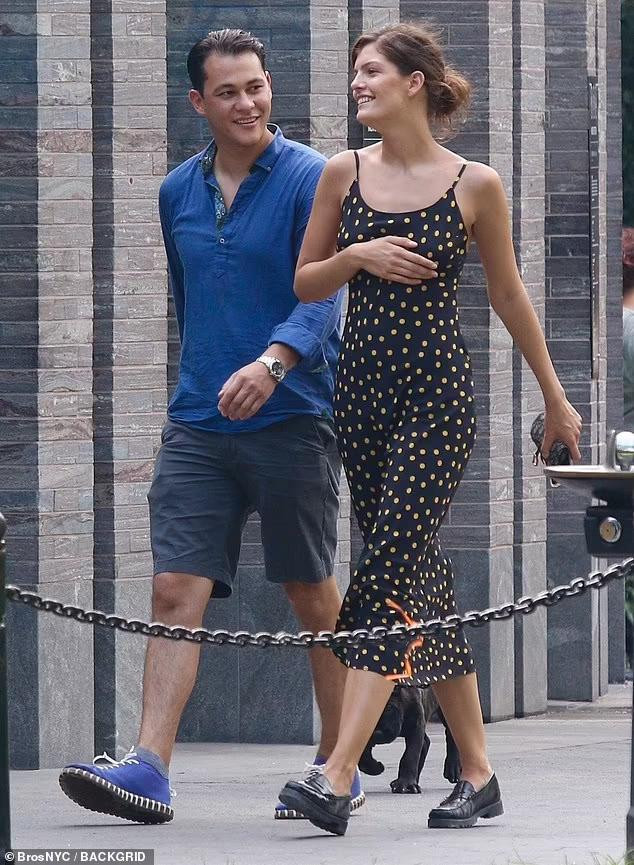 Có thể thấy, chàng đầu bếp nhìn cô gái đắm đuối, dù cả 2 chưa có dấu hiệu thân mật nhưng những hình ảnh này cho thấy dường như con tim Emilio Vitolo đang vui trở lại.