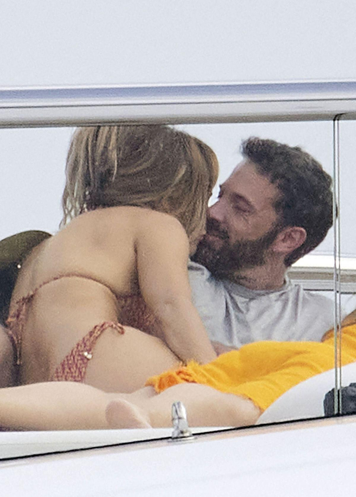 Nữ ca sĩ &quot;On The Floor&quot; đón tuổi mới hôm 24/7 vừa qua cũng trên du thuyền xa xỉ này. Cặp sao thuê hẳn du thuyền trị giá 130 triệu USD, có tên là Valerie, để tổ chức sinh nhật cho Jennifer.