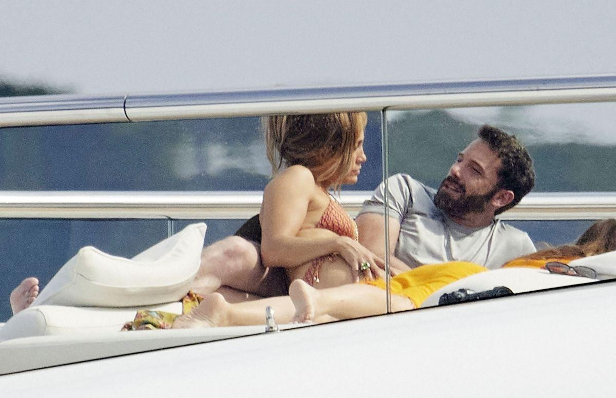 Chuyện tình của Jennifer Lopez và Ben Affleck từng tốn giấy mực của báo chí tại Hollywood những năm đầu 2000. Cặp đôi đính hôn vào tháng 11 năm 2002. Tuy nhiên, họ đã chia tay vào đầu năm 2004. Jennifer Lopez từng chia sẻ chia tay Ben Afflect khiến cô rơi vào trạng thái tuyệt vọng và thật sự đau đớn.