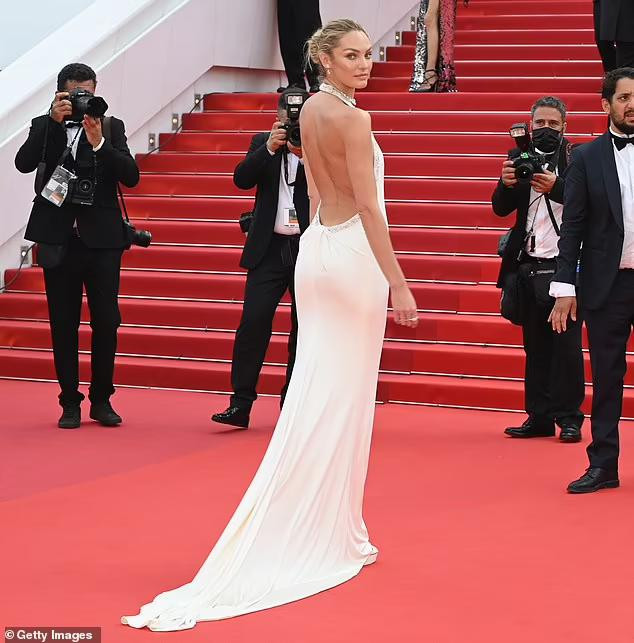 "Thiên thần nội y" của Victoria's Secret không chỉ diện phong cách không nội y mà còn khoe lưng trần gợi cảm, võng lưng tuyệt đẹp khiến chị em cũng phải trầm trồ