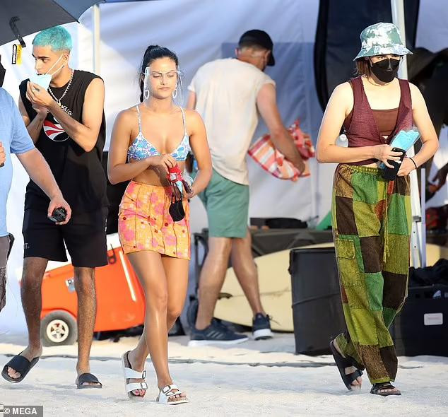 Cùng xuất hiện trong những cảnh quay này của người đẹp còn có 2 bạn diễn là Rish Shah và Maya Hawke.