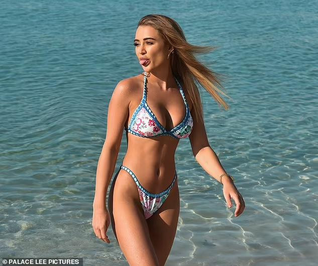 Người đẹp 9x vừa gặp sự cố trong chuyện tình cảm hồi đầu năm khi bị bạn trai cũ Stephen Bear phát tán clip "nóng" của họ lên mạng WhatsApp cũng như đã cho ít nhất hai người bạn xem. Người đẹp 9x vừa gặp sự cố trong chuyện tình cảm hồi đầu năm khi bị bạn trai cũ Stephen Bear phát tán clip "nóng" của họ lên mạng WhatsApp cũng như đã cho ít nhất hai người bạn xem.