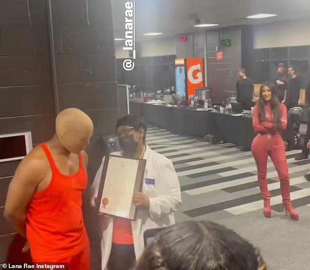 Kim Kardashian lặng lẽ đứng sau ủng hộ chồng bất chấp cả hai đang trong quá trình làm thủ tục ly hôn. Kim Kardashian lặng lẽ đứng sau ủng hộ chồng bất chấp cả hai đang trong quá trình làm thủ tục ly hôn.