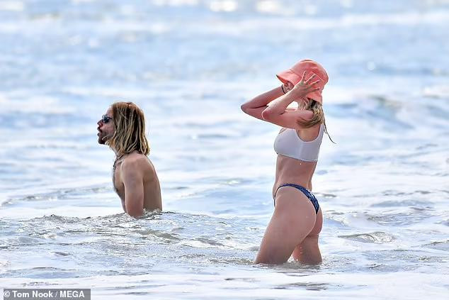 Elsa Hosk là 1 trong 16 "thiên thần nội y" của Victoria's Secret. Tom Daly hiện là giám đốc sáng tạo cho một nhãn hiệu kính mắt nổi tiếng của Hà Lan. Elsa Hosk là 1 trong 16 "thiên thần nội y" của Victoria's Secret. Tom Daly hiện là giám đốc sáng tạo cho một nhãn hiệu kính mắt nổi tiếng của Hà Lan.